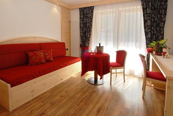 Hotel Flora Alpina Campitello di Fassa Ruang foto