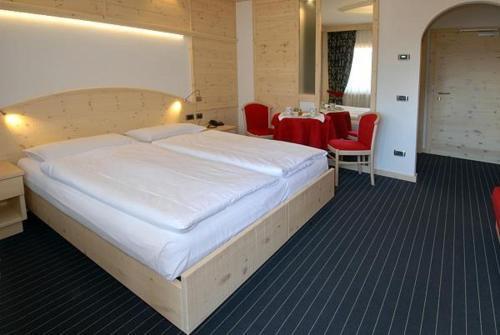 Hotel Flora Alpina Campitello di Fassa Bagian luar foto