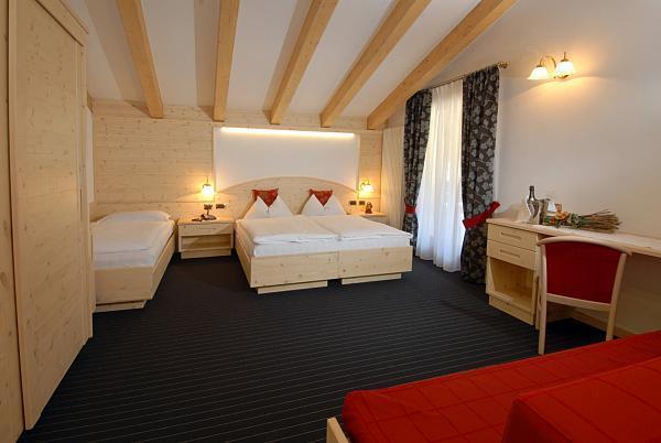 Hotel Flora Alpina Campitello di Fassa Ruang foto